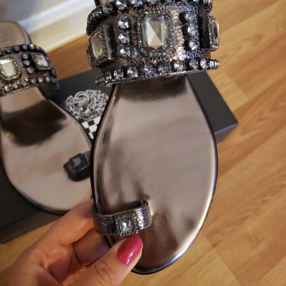 Vince Camuto. Size 8 - Picture 4 of 6